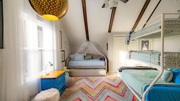 4 chambres, bureau, fer et planche Ă repasser, lit parapluie