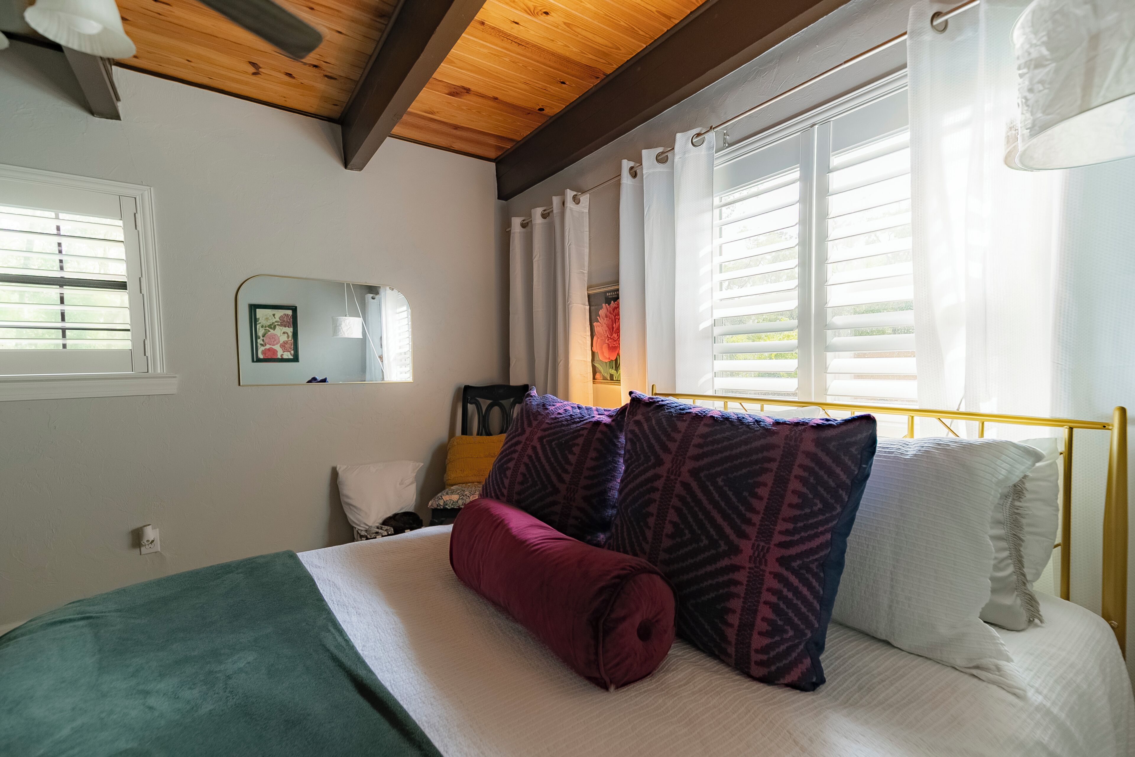 4 bedrooms, desk, iron/ironing board, travel crib