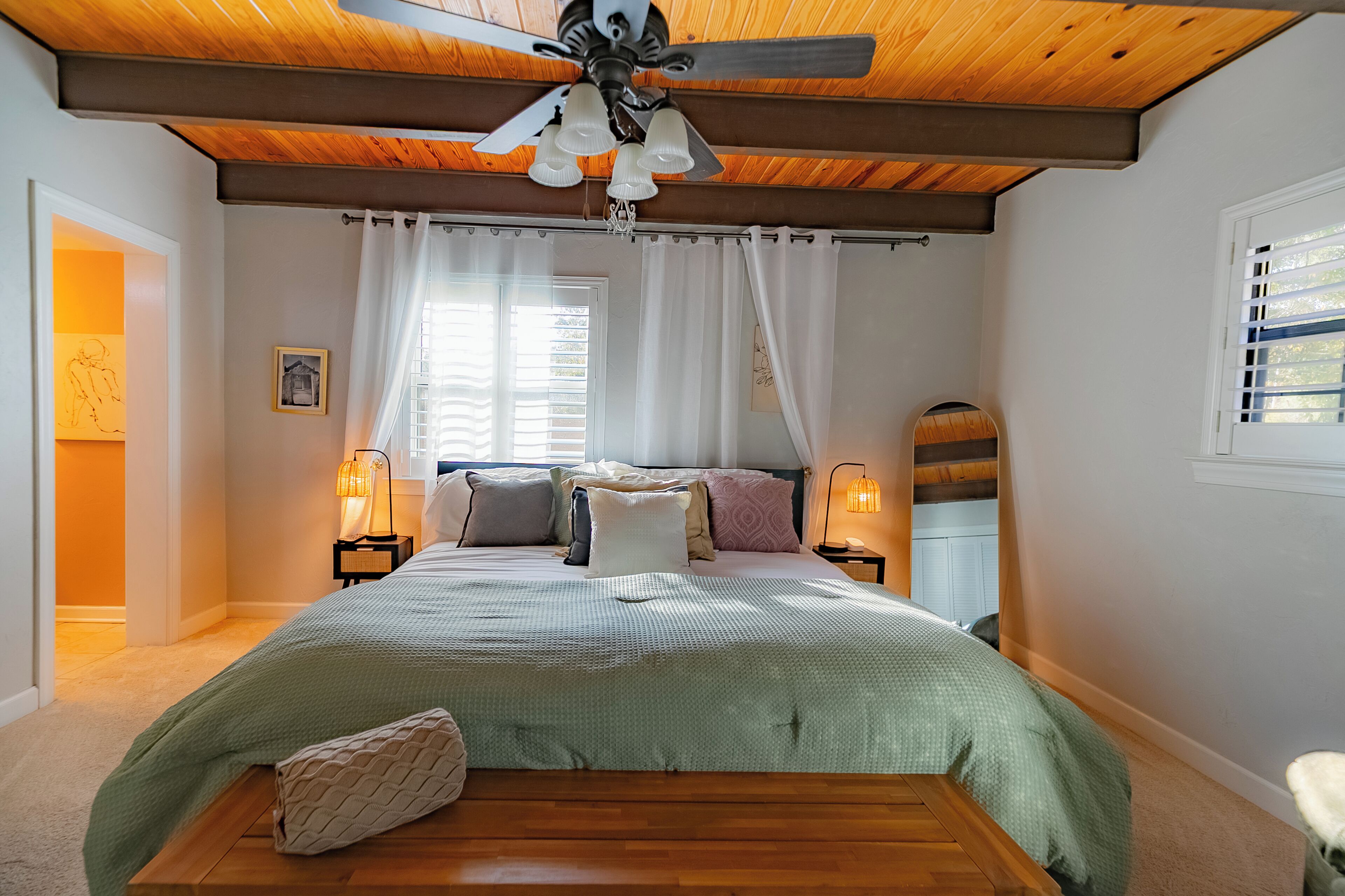 4 habitaciones, escritorio y tabla de planchar con plancha 