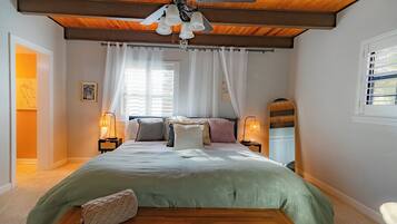 4 habitaciones, escritorio y tabla de planchar con plancha