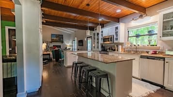 Jääkaappi, mikroaaltouuni, uuni, liesi