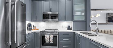 Køleskab, mikrobølgeovn, ovn, kogeplade