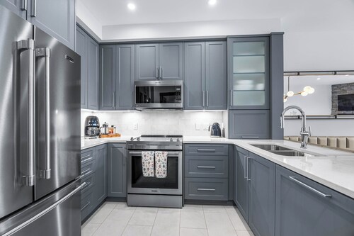 Luxurious Home In The Village Core - Hot Tub!