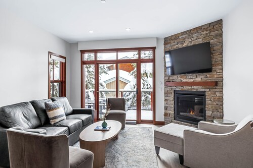 Luxurious Home In The Village Core - Hot Tub!