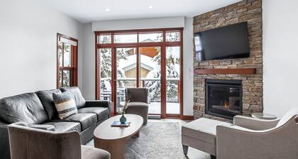 Luxurious Home In The Village Core - Hot Tub!