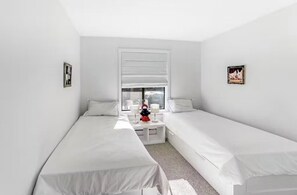 2 bedrooms, WiFi, bed sheets - OnQ: A condo in Quechee Lakes overlooking the Ottauquechee River (Hartford)