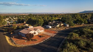 Un quartier résidentiel avec des maisons, une allée pavée et un ciel dégagé.