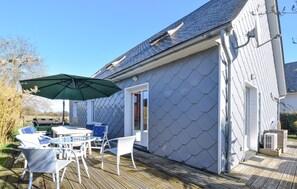 Outdoor dining - Beautiful home in Auberville with WiFi (Auberville)