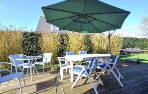 Outdoor dining - Beautiful home in Auberville with WiFi (Auberville)