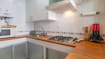 Een koelkast, een kookplaat