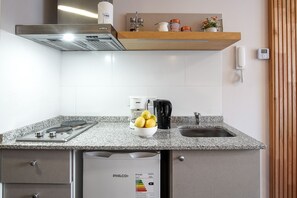 Fridge, microwave, oven, coffee/tea maker