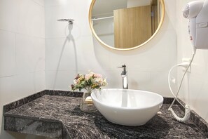 Een haardroger, handdoeken