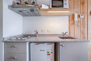 Fridge, microwave, oven, coffee/tea maker