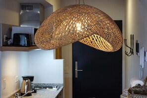 Kühlschrank, Mikrowelle, Ofen, Wasserkocher mit Kaffee-/Teezubehör