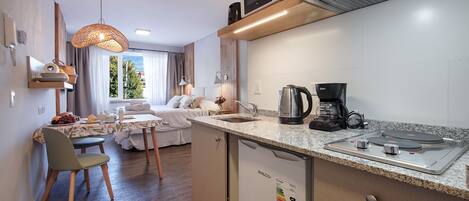 Jääkaappi, mikroaaltouuni, uuni, kahvin-/teenkeitin