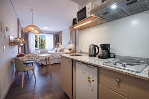 Fridge, microwave, oven, coffee/tea maker
