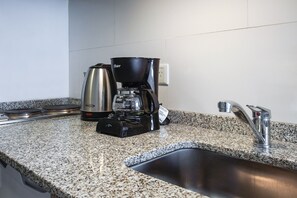 Kylskåp, mikrovågsugn, ugn och kaffe- och tebryggare