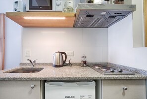 Fridge, microwave, oven, coffee/tea maker