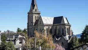 Una iglesia histórica con una aguja alta y arquitectura gótica.