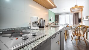 Coffee/tea maker, fridge, microwave, oven