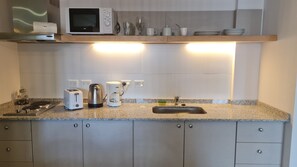 Kühlschrank, Mikrowelle, Ofen, Wasserkocher mit Kaffee-/Teezubehör