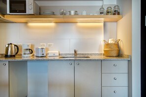 Kühlschrank, Mikrowelle, Ofen, Wasserkocher mit Kaffee-/Teezubehör