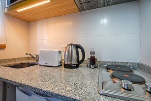 Frigorífic, microones, forn i cafetera i tetera