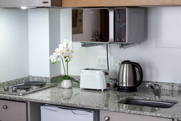 冷蔵庫、電子レンジ、オーブン、コーヒー / ティーメーカー