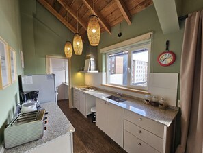 Refrigerador, microondas, horno y cafetera y tetera 