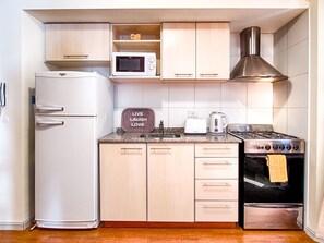 Réfrigérateur, micro-ondes, four, cafetière/bouilloire