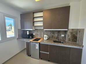 Réfrigérateur, four à micro-ondes, cafetière-théière