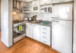 Fridge, microwave, oven, coffee/tea maker - Mafalda apartment central and well comunication in Bariloche (San Carlos de Bariloche)