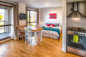 Tabla de planchar con plancha, wifi gratis y ropa de cama 