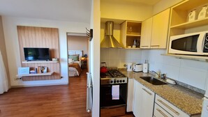 Cafetera y tetera, refrigerador, microondas y horno