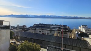 Un quartier résidentiel avec des immeubles et un lac.