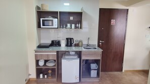 Kühlschrank, Mikrowelle, Wasserkocher mit Kaffee-/Teezubehör