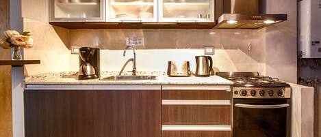 KĂŒhlschrank, Mikrowelle, Ofen, Wasserkocher mit Kaffee-/Teezubehör