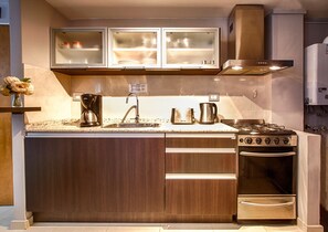 Kühlschrank, Mikrowelle, Ofen, Wasserkocher mit Kaffee-/Teezubehör