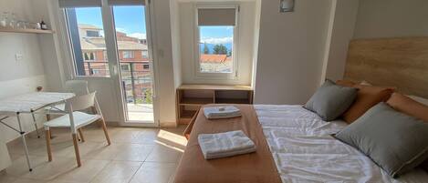 WiFi (無料)、ベッドシーツ