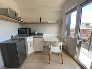 Kühlschrank, Mikrowelle, Ofen, Wasserkocher mit Kaffee-/Teezubehör