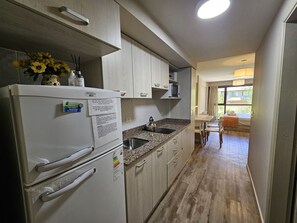 Refrigerador, microondas, cafetera y tetera y tetera eléctrica 
