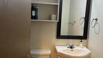 Een haardroger, handdoeken, zeep, toiletpapier