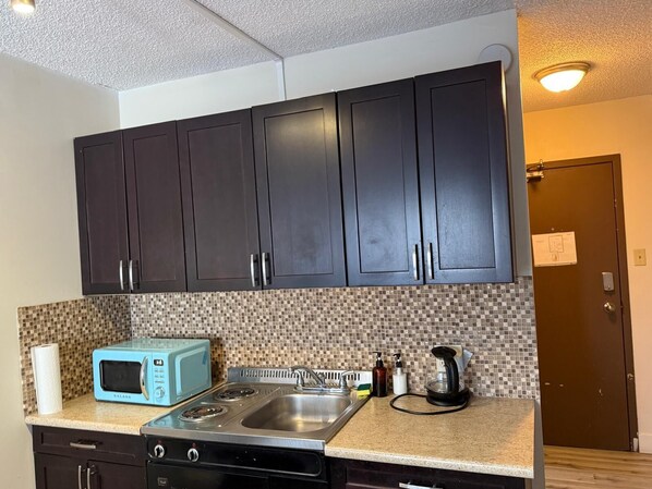 Private kitchen - Tranquil Retreat in Central Calgary - Free Wi-Fi (Calgary)