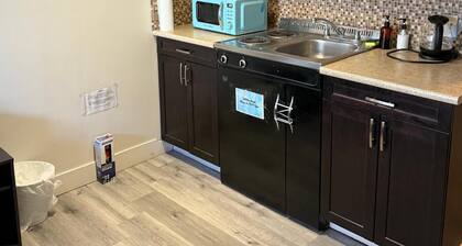 Tranquil Retreat in Central Calgary - Free Wi-Fi