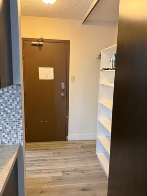 Interior - Tranquil Retreat in Central Calgary - Free Wi-Fi (Calgary)