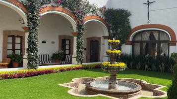 Depan hartanah - siang/malam