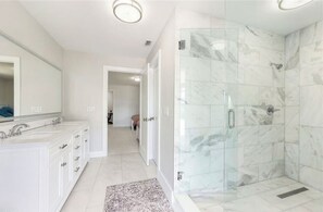Dusche, Haartrockner, Handtücher, Seife