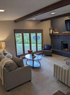 Smart TV, fireplace - Hot Tub and Game room! Center of Town, walking distance to ball games & College. (Manhattan)