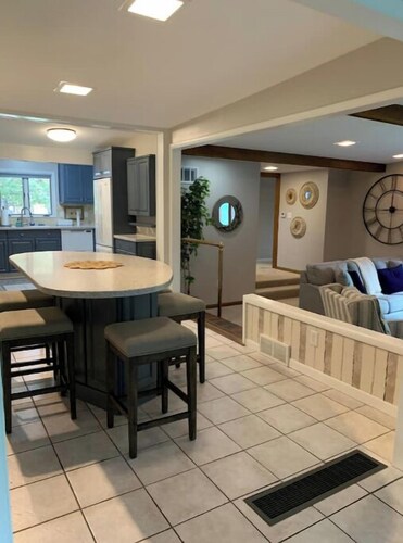 Hot Tub and Game room! Center of Town, walking distance to ball games & College.