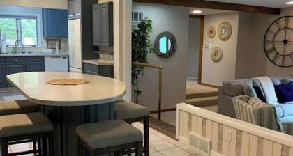 Hot Tub and Game room! Center of Town, walking distance to ball games & College.